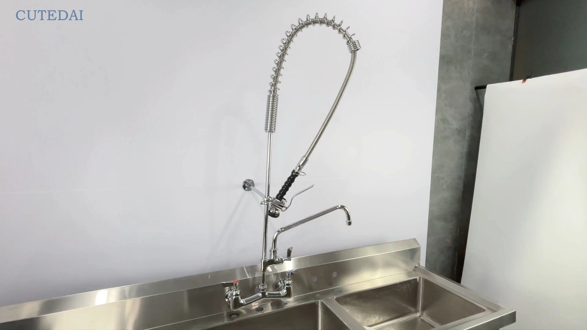 Robinet de cuisine professionnel avec douchette extractible, design industriel, en laiton chromé, fixation murale, pour restaurants et hôtels. 1