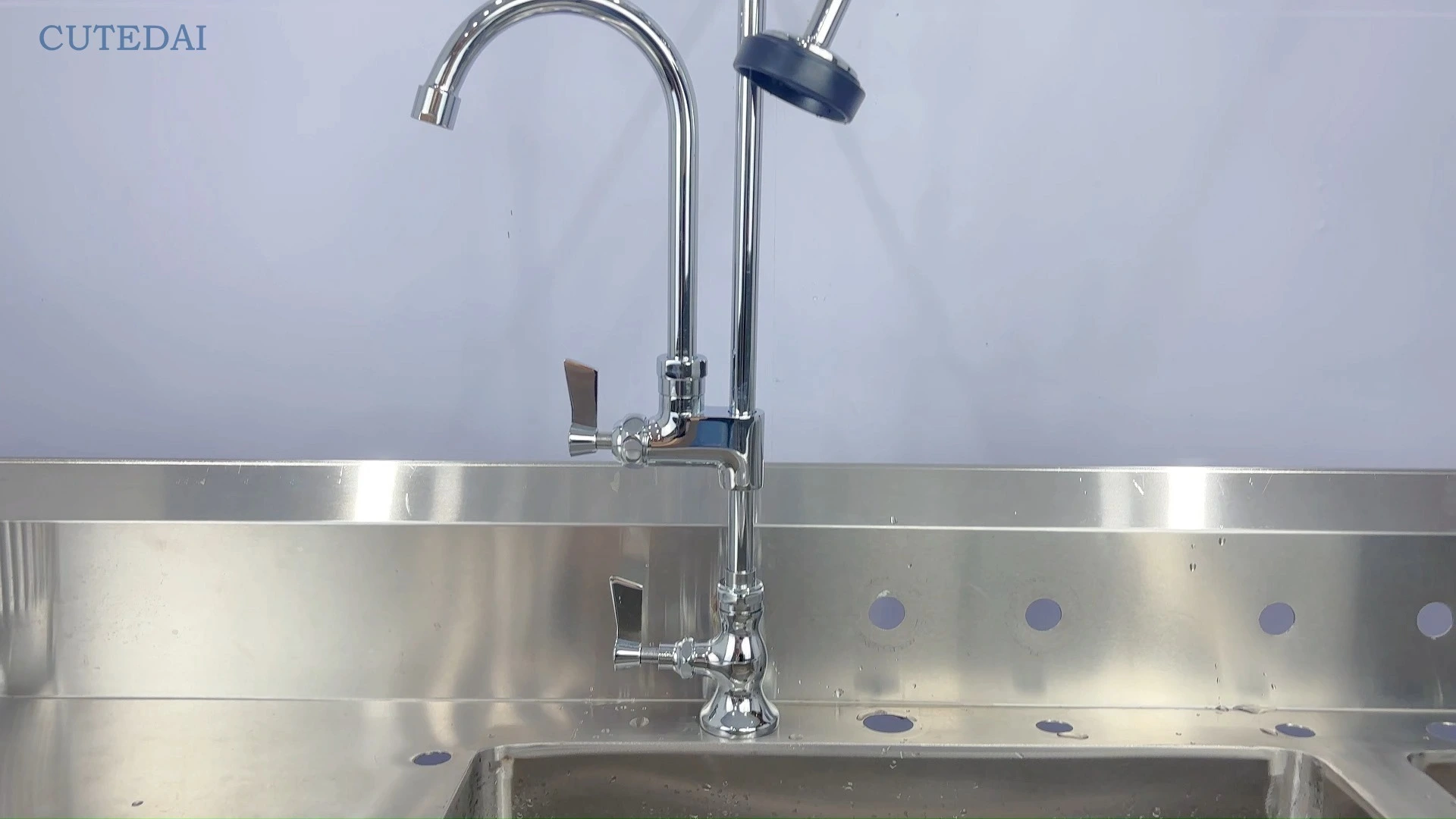 Torneira de cozinha comercial contemporânea de latão cromado com furo único e 119 cm de altura, com pulverizador de pré-enxágue retrátil para montagem em bancada, ideal para restaurantes. 1