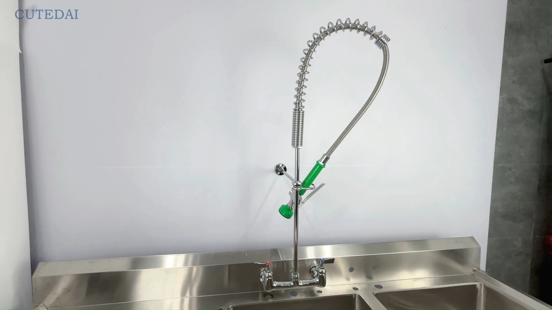 Heißer Verkauf: Wandmontierte Küchenarmatur mit 2 Griffen aus verchromtem Messing, Vorspülwasserhahn, ausziehbarer Brause, Industrie-Hotel-Stil 1