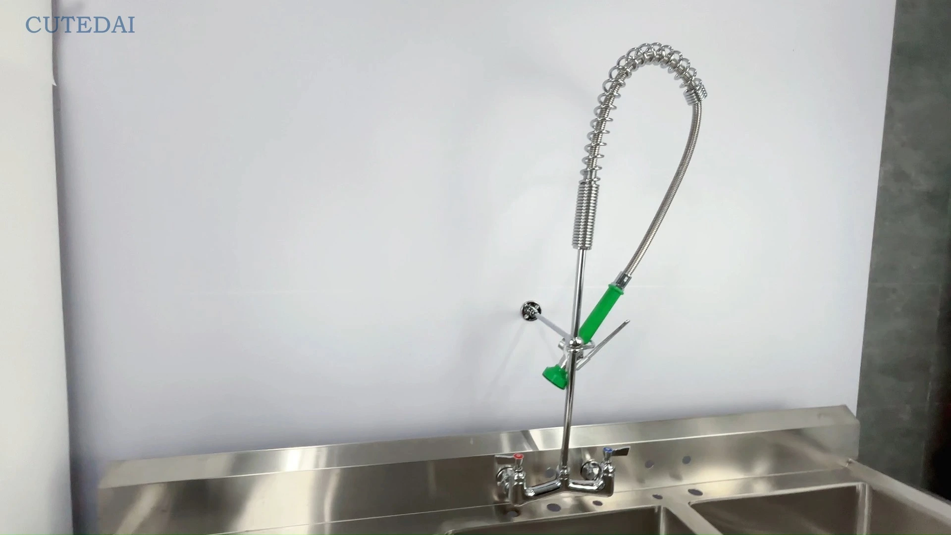 Conjunto de torneira de cozinha com duas alças em latão cromado, estilo industrial, para água quente e fria, com 2 furos para instalação na parede. 1