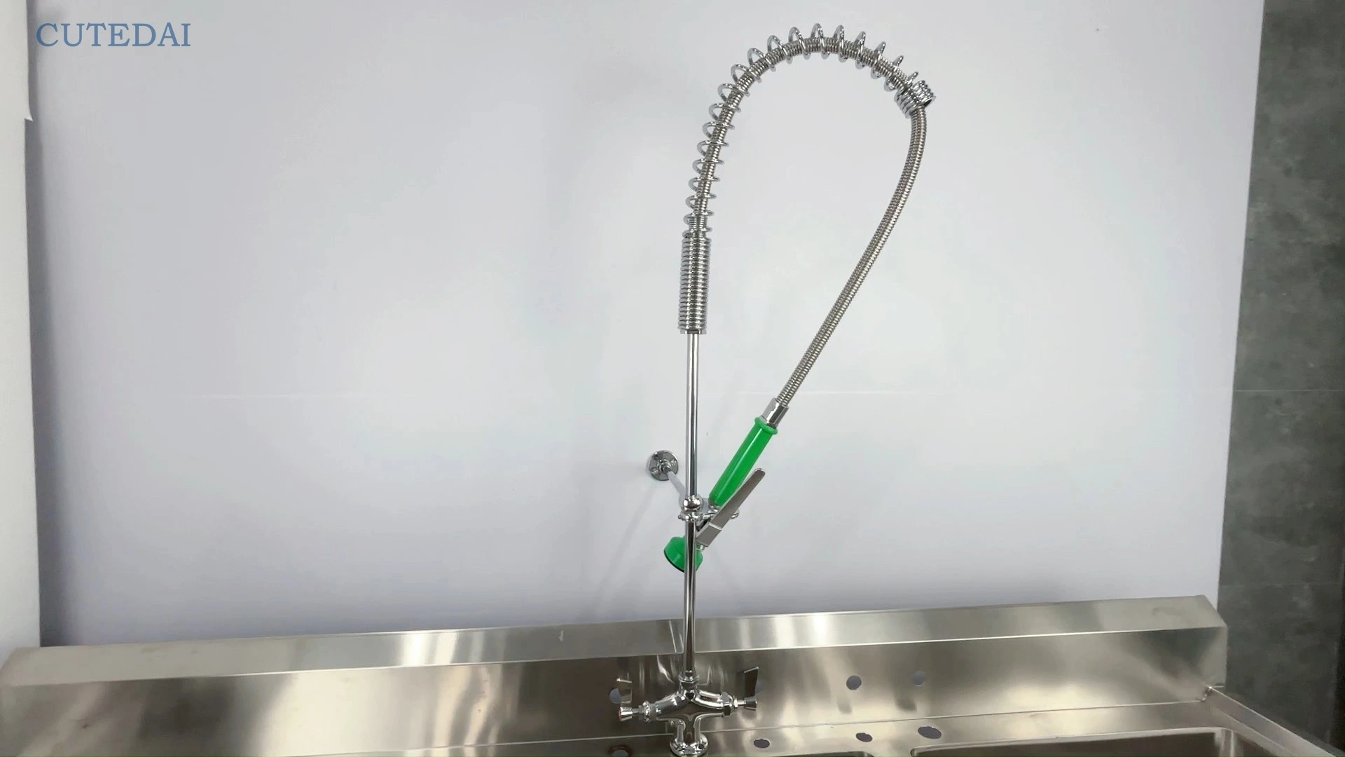 Gewerbliche 47-Zoll-Küchenarmatur aus Messing zur Deckmontage mit Hochdruck-Vorspülfunktion, stilvollem Industriedesign für Hotels 1