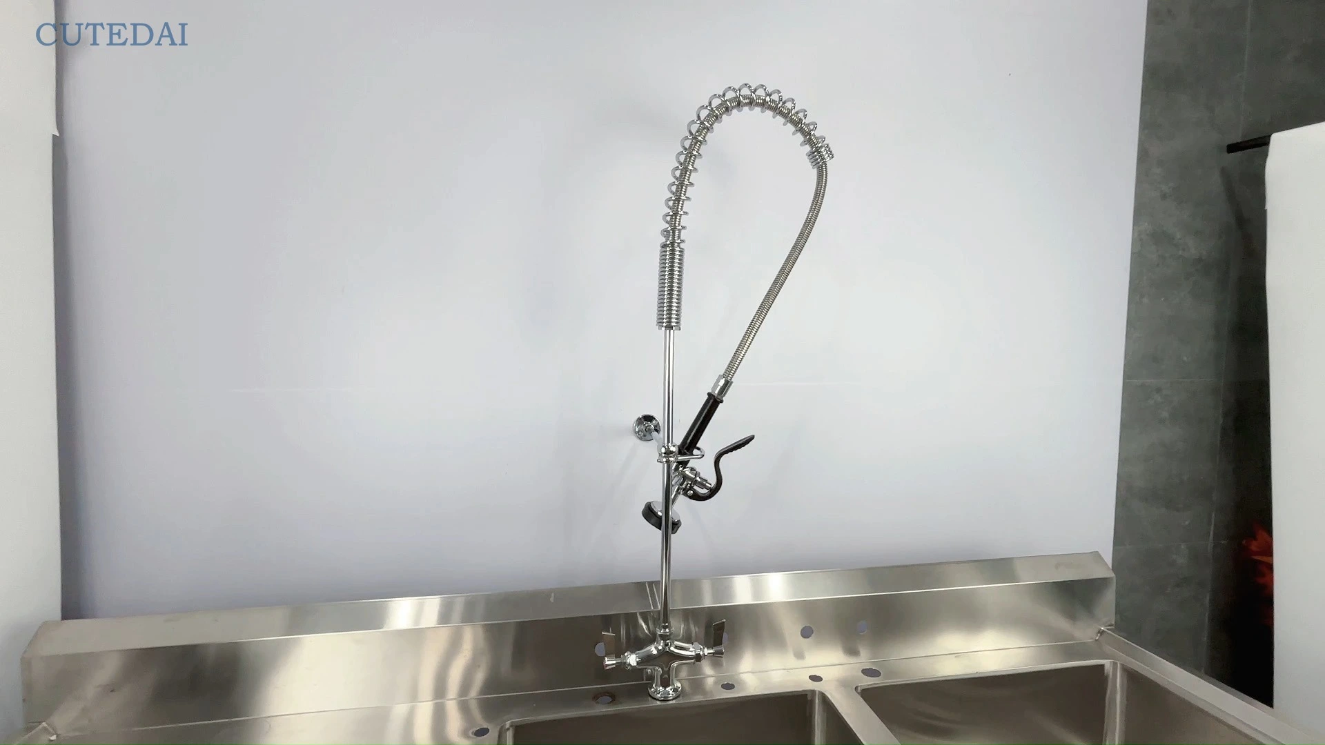 Robinet de cuisine écologique avec prérinçage, bec basculant en laiton de qualité commerciale et douchette supplémentaire, idéal pour les hôtels et les salles de bain. 1