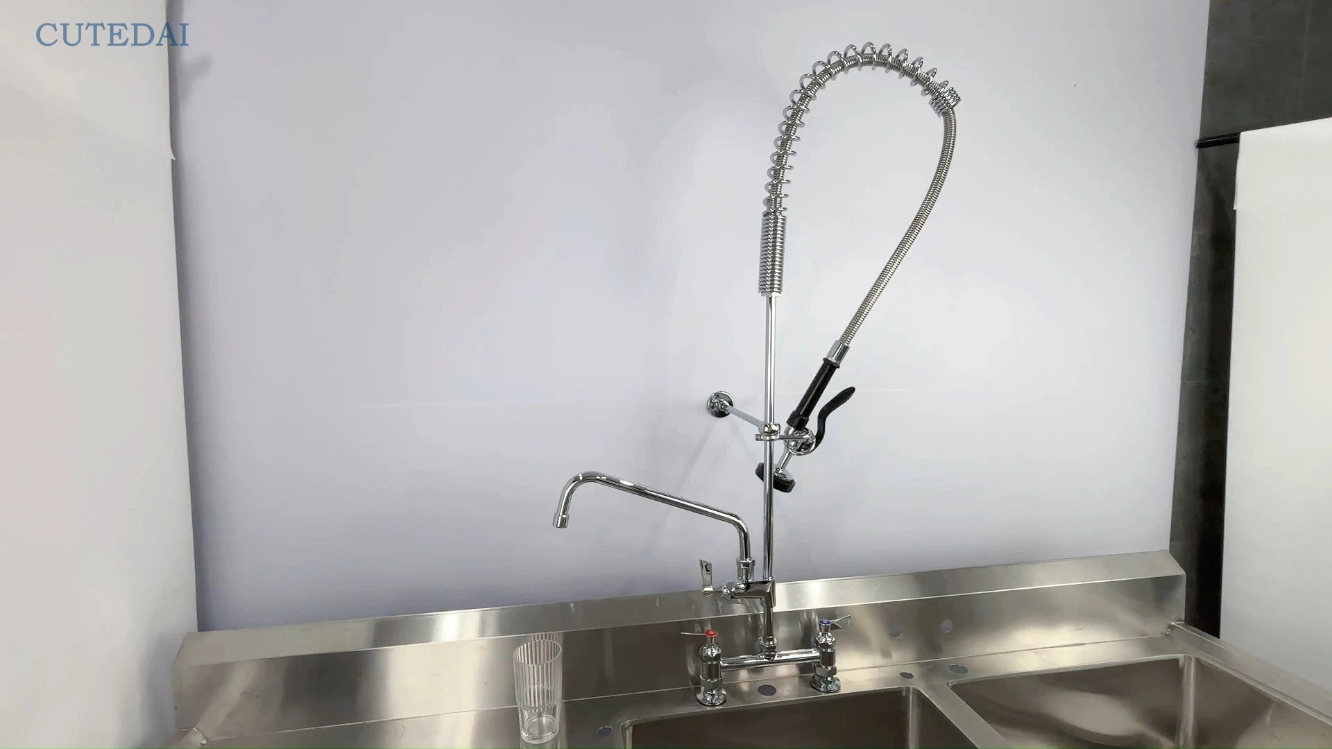 Grifo de latón de estilo comercial para montaje en cubierta, con compartimento para prelavado, rociador para fregadero, diseño con resorte de tracción, instalación de 2 orificios para hoteles 1