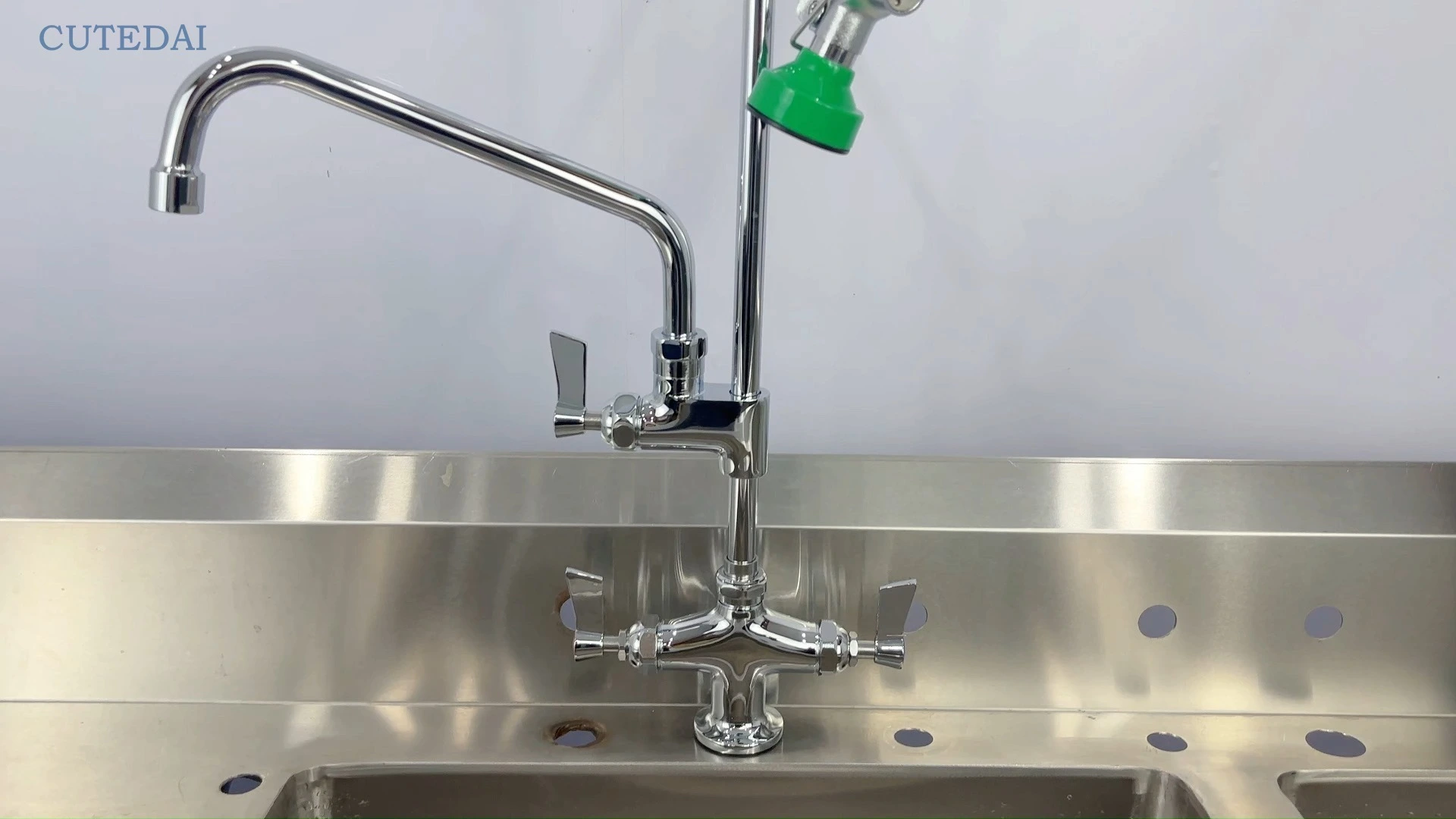 ก๊อกน้ำฝักบัวสำหรับห้องครัวเชิงพาณิชย์แบบติดตั้งบนดาดฟ้า พร้อมด้ามจับแบบสปริงดึงลงสองอัน ดีไซน์อุตสาหกรรม ผลิตจากทองเหลืองสำหรับโรงแรม 1