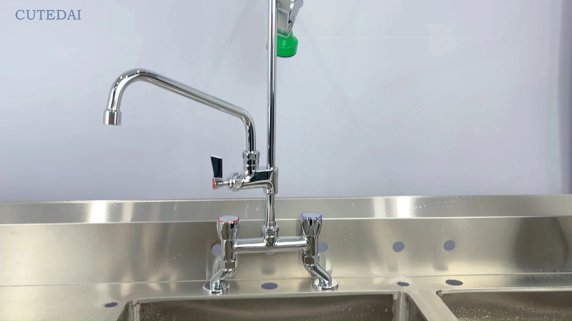 Robinet commercial de style industriel en laiton chromé avec douchette extractible, installation sur plage à 2 trous, pour hôtels et cuisines. 1