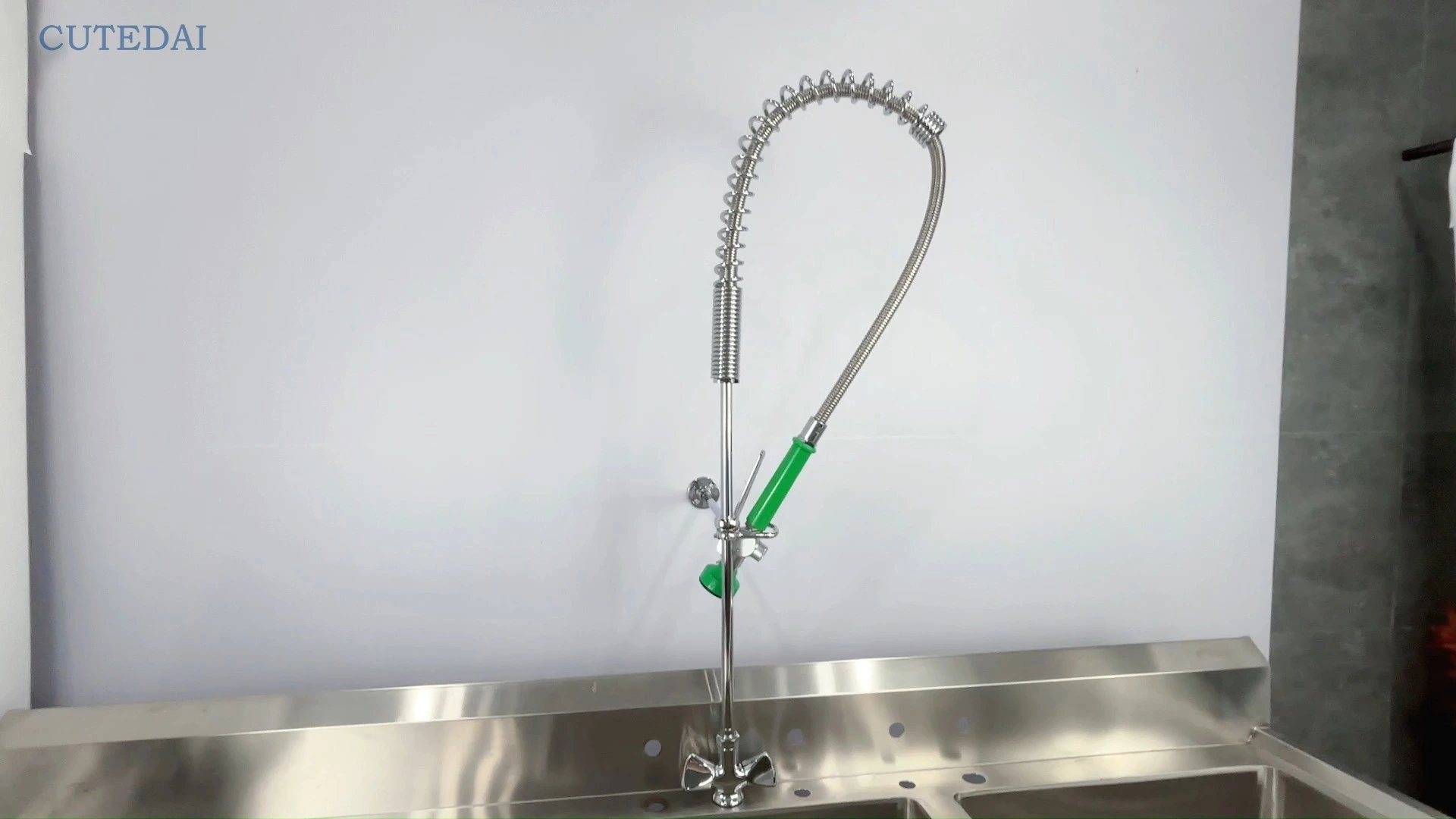 Torneira de cozinha profissional com pré-enxágue e bico extensível, design industrial em latão, para uso comercial em restaurantes e cozinhas de hotéis. 1